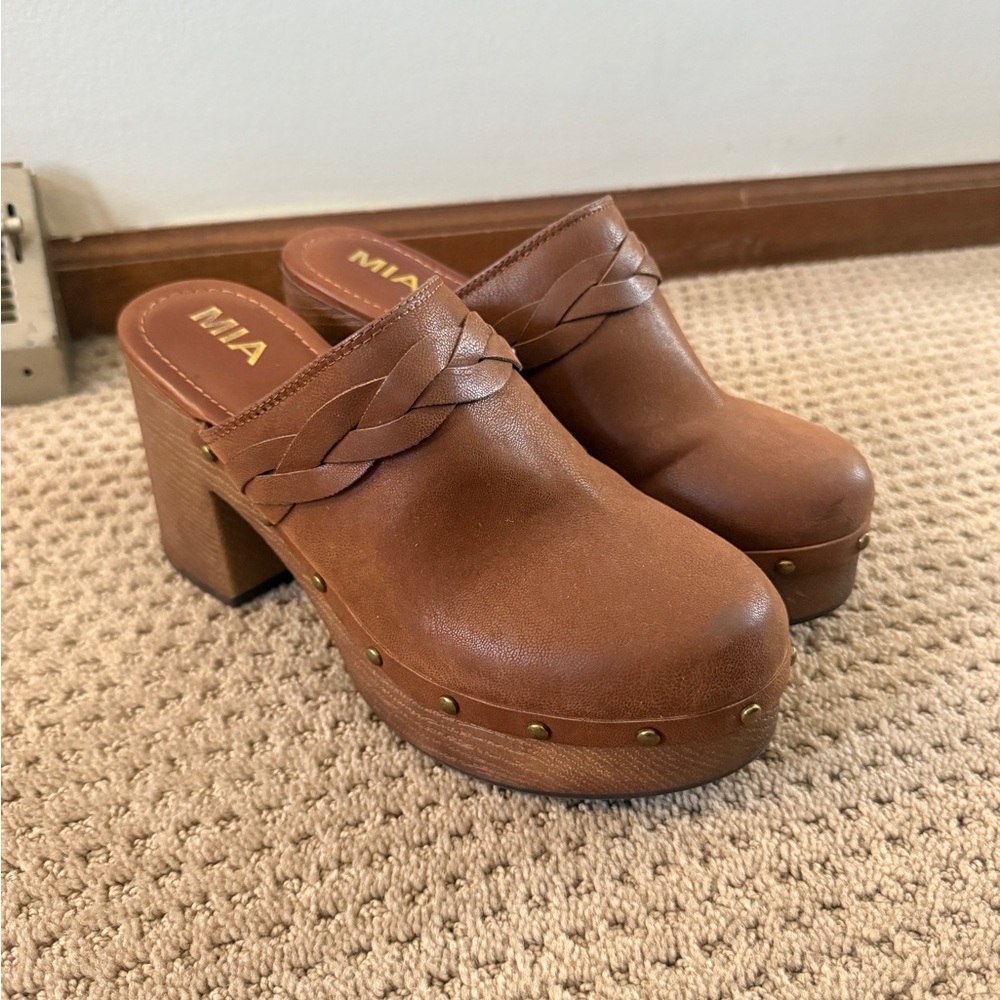 MIA Women's Tan Braided Clogs